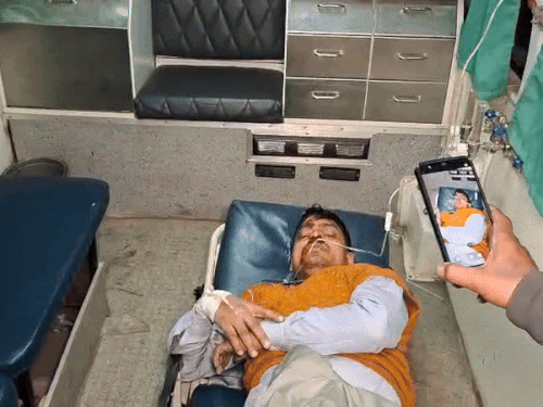 लुधियाना में खड़ी बस से टकराया बाइक सवार,गंभीर:राहगीर बोले-बीच सड़क बिना लाइट अंधेरे में पार्क की थी,भाग रहे ड्राइवर को लोगों ने रोका