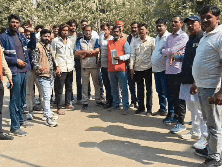 करोंद चौराहे से भगत सिंह की प्रतिमा हटाने पर बवाल:मेट्रो कंपनी पर साजिश का आरोप, आंदोलन की चेतावनी