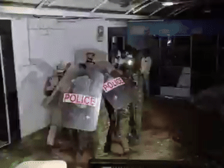 आंध्र में YSRCP अध्यक्ष ने CM को गाली दी, गिरफ्तार:चंद्रबाबू नायडू की पार्टी कार्यकर्ताओं ने घर में तोड़फोड़ की, आग लगाई; माफी की मांग