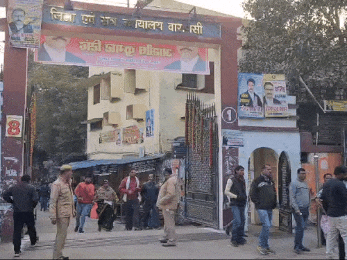 वाराणसी-कोर्ट से धोखाधड़ी के आरोपी को 6 साल बाद जमानत:कुवैत में नौकरी लगवाने के नाम पर 5.40 लाख ठगे, पासपोर्ट जप्त कर फर्जी टिकट देने का आरोप