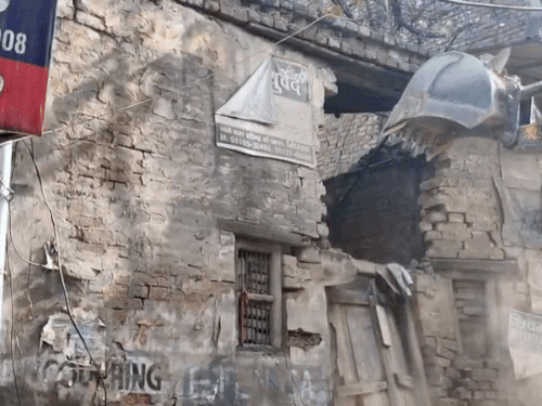 सिरसा में जजपा नेता की दुकान से कब्जा हटवाया:पीड़ित को 35 साल बाद मिला न्याय, प्रशासन ने बनवाई दीवार, बीएंडआर ने बेची थी