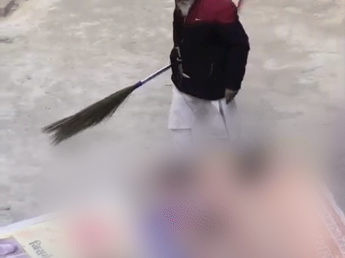 अमृतसर में हिंदू देवी-देवताओं की फोटो की बेअदबी:पगड़ी पहने व्यक्ति ने थूका, जूते भी मारे; कांग्रेस नेता ने घर ढूंढकर थप्पड़ मारे तो माफी मांगने लगा