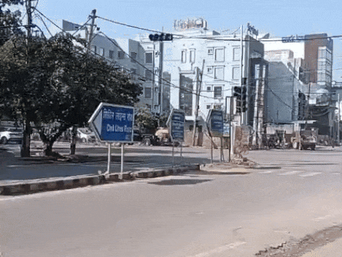 गुरुग्राम में मंत्री के भतीजे की कार से टकराई बस:नशे में बस चला रहे ड्राइवर ने किया हादसा, रेड लाइट पर खड़ी कार में ठोंकी