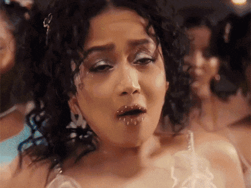 पंजाब की बहू नेहा कक्कड़ के सॉन्ग पर बढ़ा विवाद:बॉलीवुड सिंगर के खिलाफ चाइल्ड राइट्स कमीशन को कंप्लेंट; डांस मूव्स अश्लील बताए