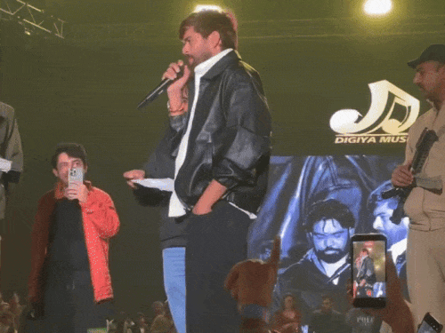 गुरुग्राम में एक खटोला की डिमांड……..सिंगर मासूम शर्मा का इंकार:अंजली अरोड़ा के ठुमकों को देखकर झूमे युवा, मीका की एंट्री ने चौकाया