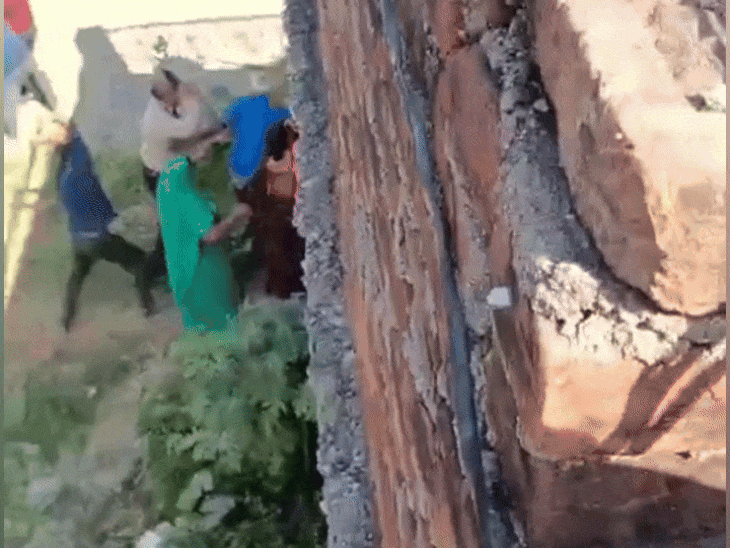 जमीनी विवाद में सगे भाइयों के बीच खूनी संघर्ष, VIDEO:लाठी-डंडों से परिवार पर जानलेवा हमला; मामले की जांच में जुटी पुलिस