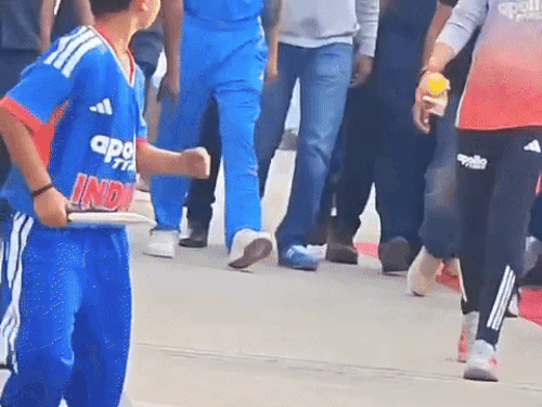 क्रिकेटर कोहली के बचपन का हमशक्ल पंचकूला में मिला:देखकर खुद चौंक गए विराट, बैट पर ऑटोग्राफ दिया; मुलाकात का VIDEO सामने आया