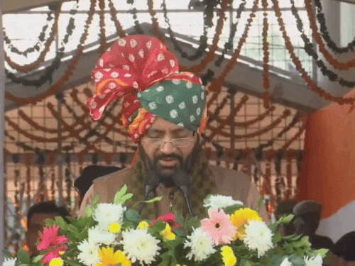 हरियाणा में गणतंत्र दिवस के टॉप मोमेंट्स:नेता फोन देखते रहे, झांकी वाला ट्रैक्टर धंसा, गवर्नर के प्रोग्राम में तिरंगे की डोर उलझी