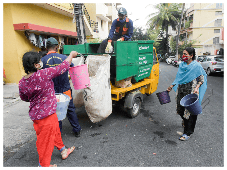 नगर निगम की डोर-टू-डोर कूड़ा कलेक्शन की व्यवस्था ध्वस्त:लोग बोले – कभी क्यूआर स्कैन या कूड़ा लेने नहीं आया कोई, सरकार को लग रहा राजस्व का चूना