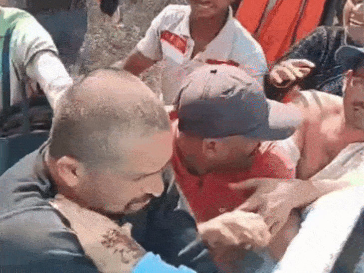 सीधी में बस ड्राइवर, कंडक्टर और यात्रियों से मारपीट, VIDEO:अकोरी में 407 वाहन की टक्कर के बाद महिलाओं से भी झूमाझटकी