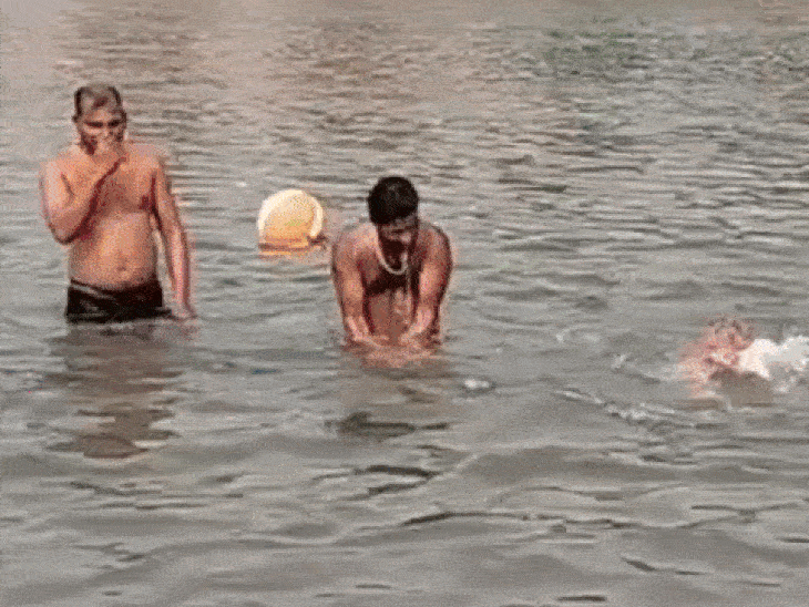 नर्मदा जयंती पर श्रद्धालुओं ने मां नर्मदा में डुबकी लगाई:नरसिंहपुर में चुनरी यात्राएं और भंडारे; प्रशासन की टीम तैनात