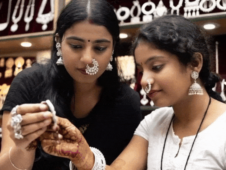 आज चांदी खरीदने पर ₹15,000 और सोने पर ₹2,700 बचेंगे:एक किलो चांदी घटकर ₹3.03 लाख पर आई, सोना ₹1.51 लाख/10g बिक रहा