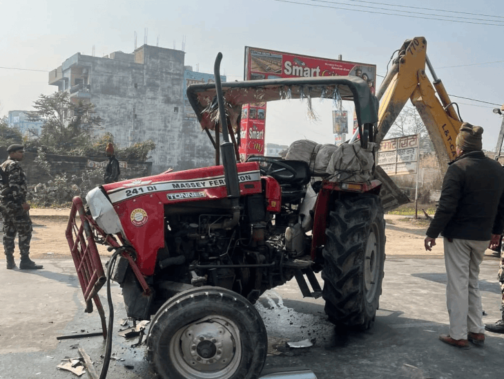 बेतिया-मोतिहारी पथ पर एसयूवी वाहन-ट्रैक्टर की टक्कर:दोनों वाहन क्षतिग्रस्त; गाड़ी में सवार चार लोग घायल