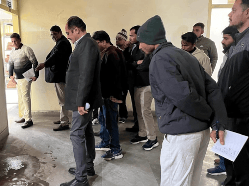 झालावाड़ कलेक्टर मिनी सचिवालय में गंदगी देखकर हुए नाराज:कई जगहों पर कचरा, दीवारों पर तंबाकू के मिले निशान