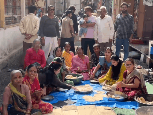 मकर संक्रांति से पहले गौ ग्रास के लिए रोटियां तैयार:सागवाड़ा में सालों पुरानी परंपरा का हुआ निर्वहन