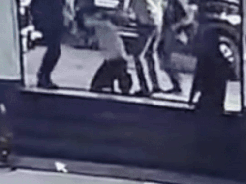 फाइनेंस कंपनी कर्मचारियों को ईंट, राॅड से पीटा:प्रयागराज में 10 से 12 हमलावरों ने दिनदहाड़े की घटना, CCTV में कैद हुई तस्वीर