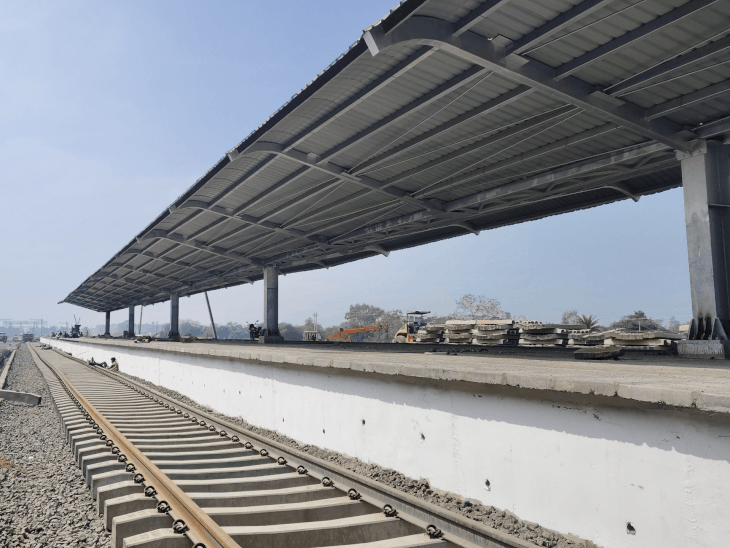 धार-इंदौर-दाहोद रेल परियोजना का स्टेशन अंतिम चरण में पहुंचा निर्माण:मांडू के जहाज महल की तर्ज पर डिजाइन, एक माह में फिनिशिंग पूरी होगी