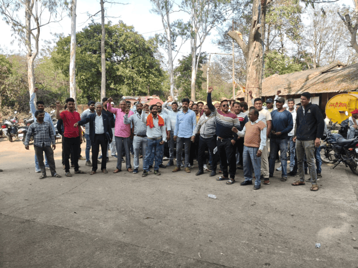 बैतूल नगर पालिका में वेतन देरी पर कर्मचारियों का प्रदर्शन:बोले- चार महीनों से ऐसा हो रहा; सुधार नहीं तो हड़ताल की चेतावनी