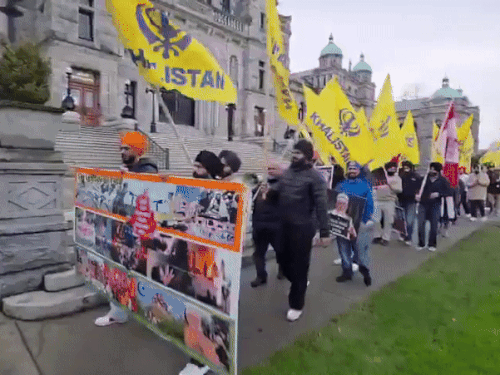 कनाडा में डेविड एबी के भारत दौरे का विरोध:खालिस्तान समर्थकों का BC असेंबली के बाहर रोष मार्च, भारत से व्यापारिक संबंध नहीं चाहते