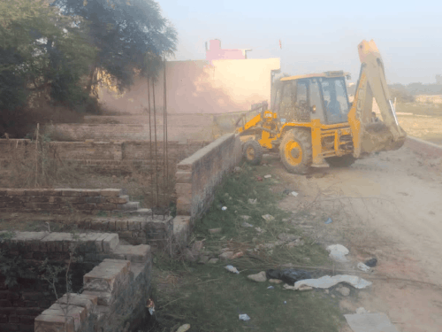 मांझा बरहटा में कुल लगभग 450 विस्वा भूमि कब्जा मुक्त:मांझा में हुई अवैध प्लाटिंग के विरुद्ध ध्वस्तीकरण की कार्यवाही