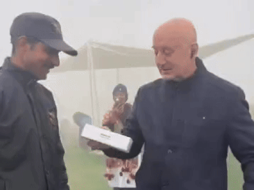 अनुपम खेर ने सिक्योरिटी गार्ड को स्मार्टफोन गिफ्ट किया:एक्टर बोले- कीपैड वाला फोन लेकर फोटो खिंचवाने आया था; गुरुग्राम में शूटिंग के लिए आए थे