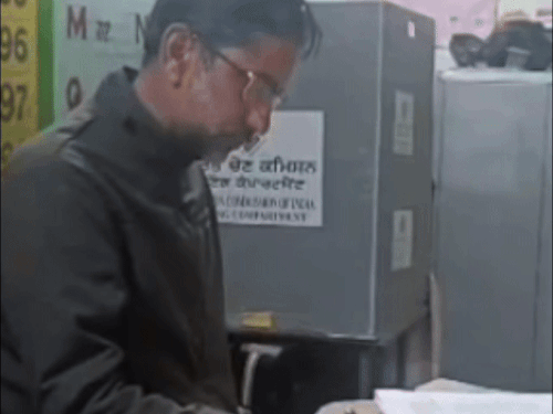 तरनतारन के दो गांवों में सरपंच-पंच चुनाव, मतदान जारी:पोलिंग बूथ के 100 मीटर दायरे में सख्त पाबंदी; शाम को परिणाम घोषित