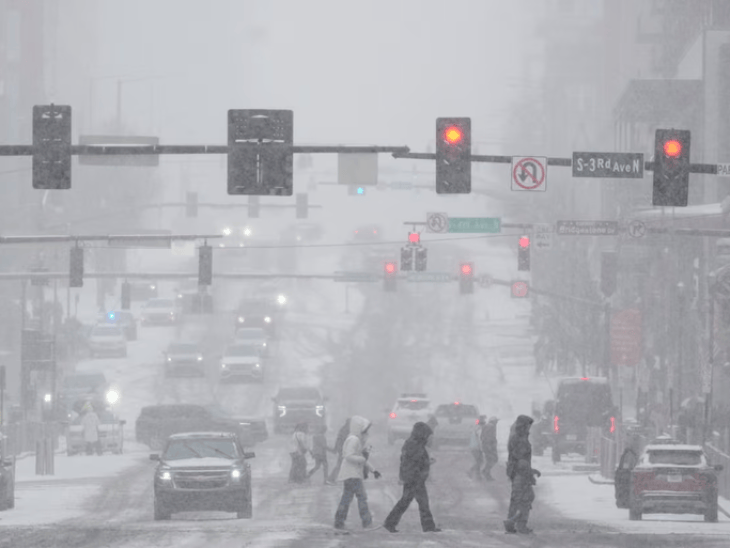 अमेरिका में बर्फीले तूफान से 10 लाख घर अंधेरे में:13 लोगों की मौत, 18 हजार से ज्यादा फ्लाइट कैंसिल, 20 राज्यों में इमरजेंसी घोषित