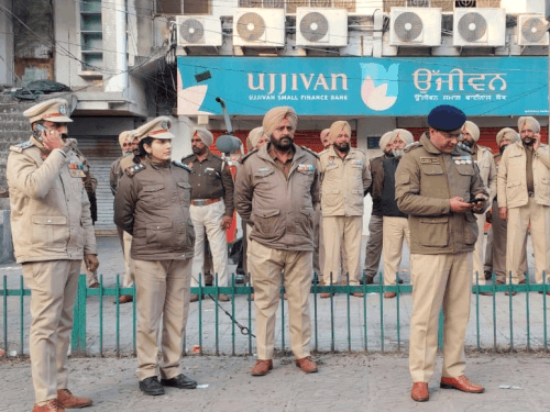 कपूरथला में गणतंत्र दिवस पर हाई अलर्ट:पुलिस ने बाजारों में निकाला फ्लैग मार्च; लोगों को सुरक्षा का एहसास दिलाया