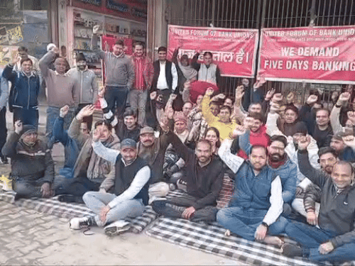 सोनीपत में बैंक हड़ताल का असर, कामकाज ठप रहा:कैश काउंटर व ग्राहक सेवाएं पूरी तरह प्रभावित; फाइव डे बैंकिंग की मांग को लेकर प्रोटेस्ट