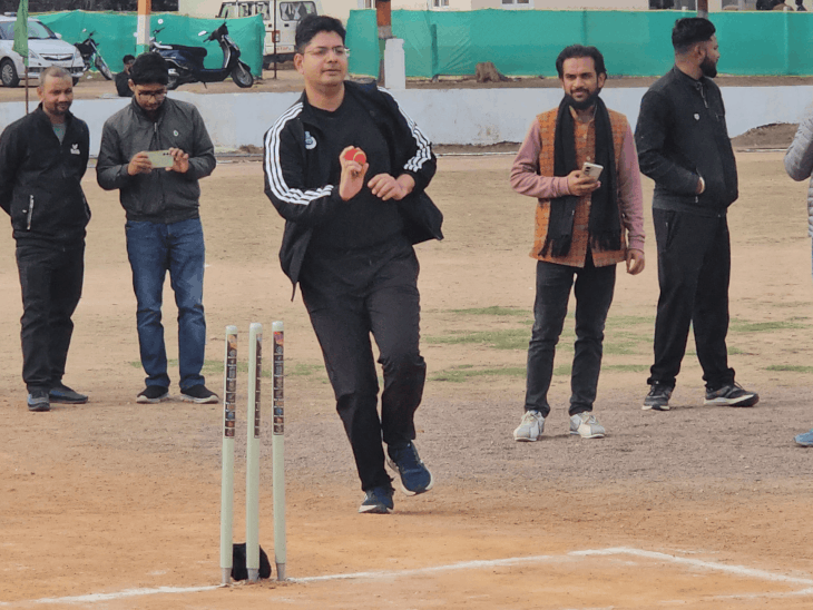 पुलिस को तनाव से दूर रखने क्रिकेट मैच:छतरपुर में एएसपी ने कहा- ड्यूटी के दबाव में रहते हैं कर्मचारी, खेल से फिट रहेंगे
