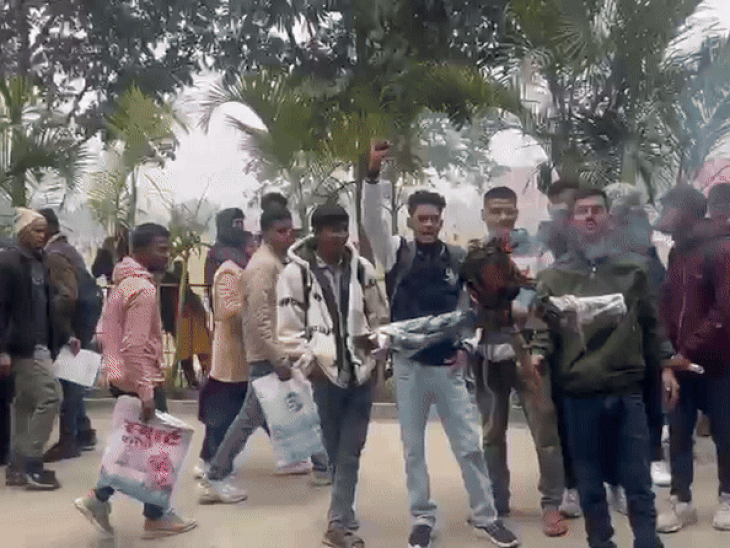 एमजेके कॉलेज में घटिया निर्माण का विरोध:कॉलेज प्रशासन पर भ्रष्टाचार का आरोप, छात्रों ने पुतला जलाया