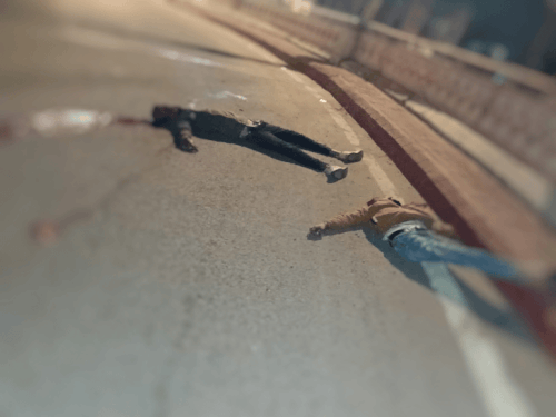 सड़क हादसे में एक की मौत, एक घायल:तेज रफ्तार बाइक ने पुलिया की सेफ्टी वॉल को टक्कर मारी, दो युवक उछलकर बिजली पोल से टकराए