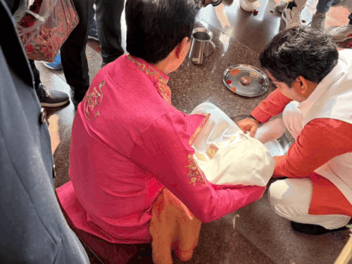 कवि व कथावाचक कुमार विश्वास पहुंचे अयोध्या:रामलला का किया दर्शन पूजन,मंदिर की भव्यता को निहारते रहे