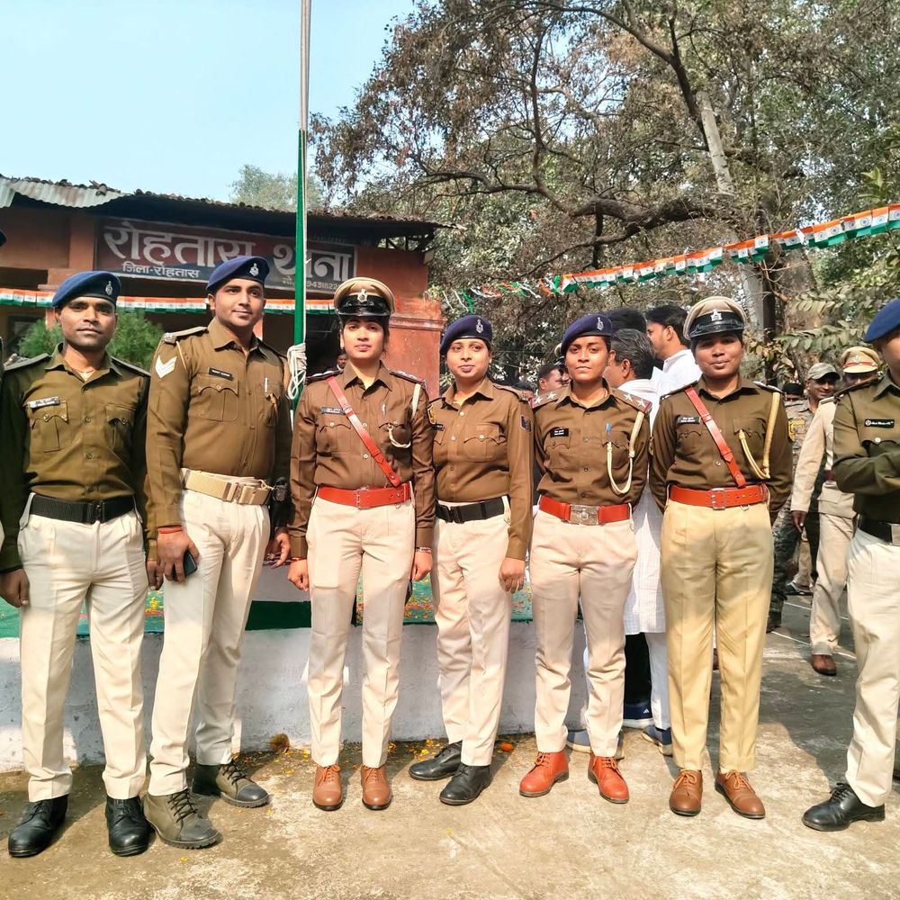 रोहतास प्रखंड में 77वां गणतंत्र दिवस मनाया गया:स्कूल-कर्यालयों में तिरंगा फहराया गया, सांस्कृतिक कार्यक्रम का आयोजन