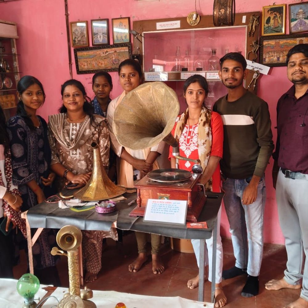 राजनांदगांव के किसान ने सहेजीं पुरानी दुर्लभ वस्तुएं:घर बना अनोखा संग्रहालय, पुराने ग्रामोफोन और रिकॉर्ड्स के साथ म्यूजिक का खास कलेक्शन