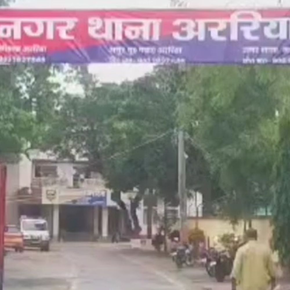 अररिया में 76.5 लीटर विदेशी शराब जब्त:छापेमारी में तस्कर फरार, दो आरोपियों पर केस दर्ज