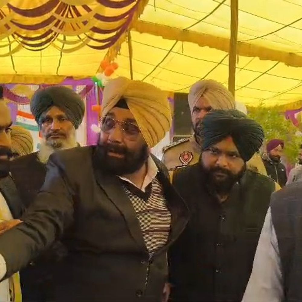 बठिंडा में कुर्सी को लेकर MLA-नप अध्यक्ष भिड़े:गणतंत्र दिवस समारोह के बीच कहासुनी, दावा- मैसरखाना ​​​​​​​ने उन्हें अध्यक्ष बनाने ₹30 लाख लिए