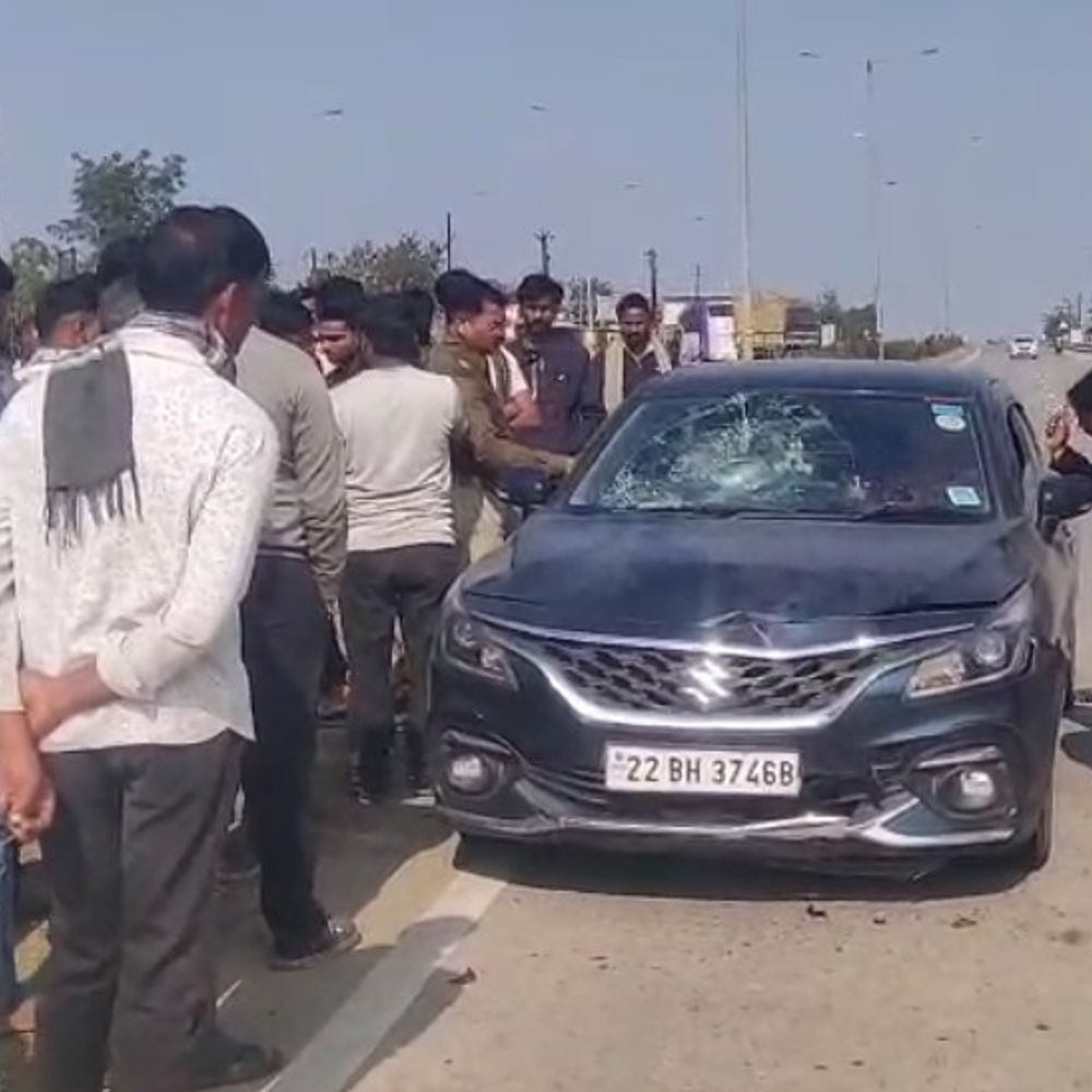 धूमा बाईपास पर बाइक-कार की भिड़ंत:हादसे में बाइक चालक गंभीर रूप से घायल