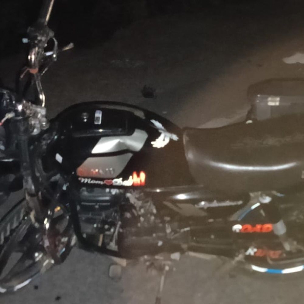 चतरा में पिकअप-बाइक की टक्कर, एक की मौत:मृतक के बड़े भाई का एक माह पूर्व हुआ था देहांत, हादसे में एक गंभीर घायल