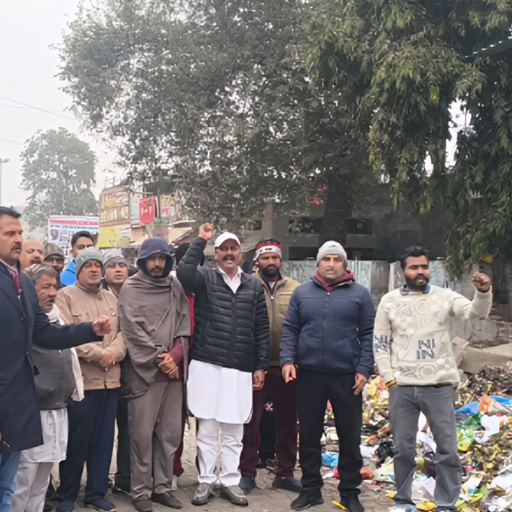 लुधियाना में सड़क पर कचरा फेंकने पर विरोध प्रदर्शन:व्यापारियों और लोगों में गुस्सा; झांसी रानी चौक किया जाम