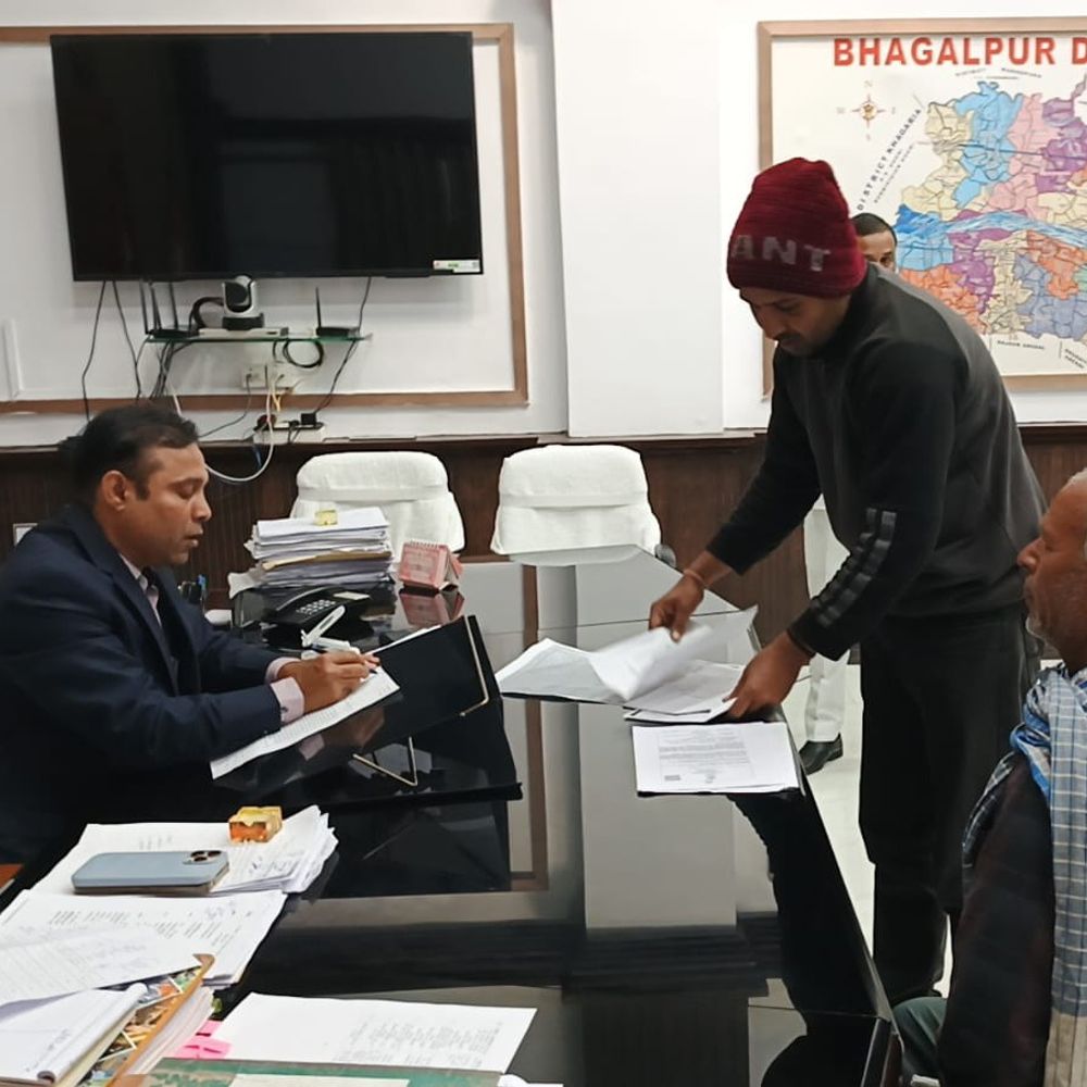 भागलपुर में जनता दरबार, डीएम ने सुनीं फरियादियों की समस्याएं:समस्या के तुरंत समाधान के दिए आदेश, कहा- सबका सम्मान, जीवन आसान उद्देश्य