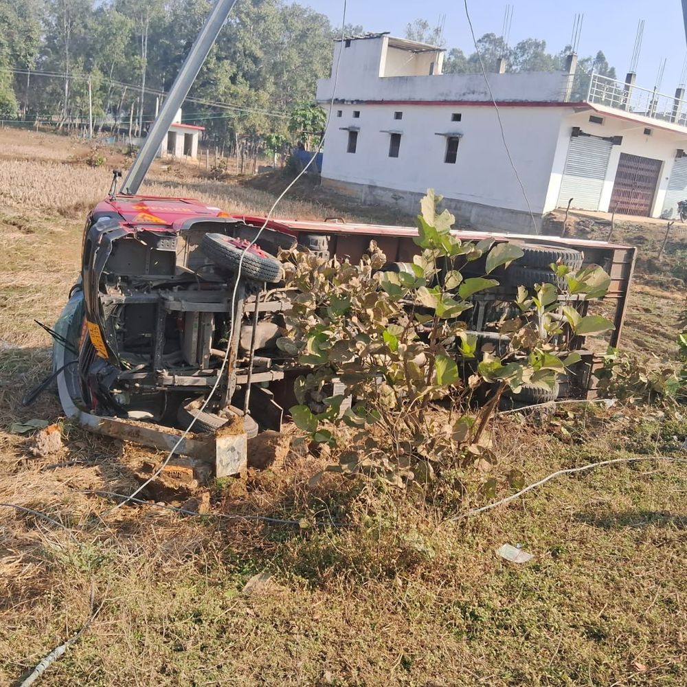 सिंगरौली में बिजली कर्मी चला रहा था फायर ब्रिगेड:सरई में वाहन पलटा, मेले की ड्यूटी पर जा रहा था, नशे की जांच