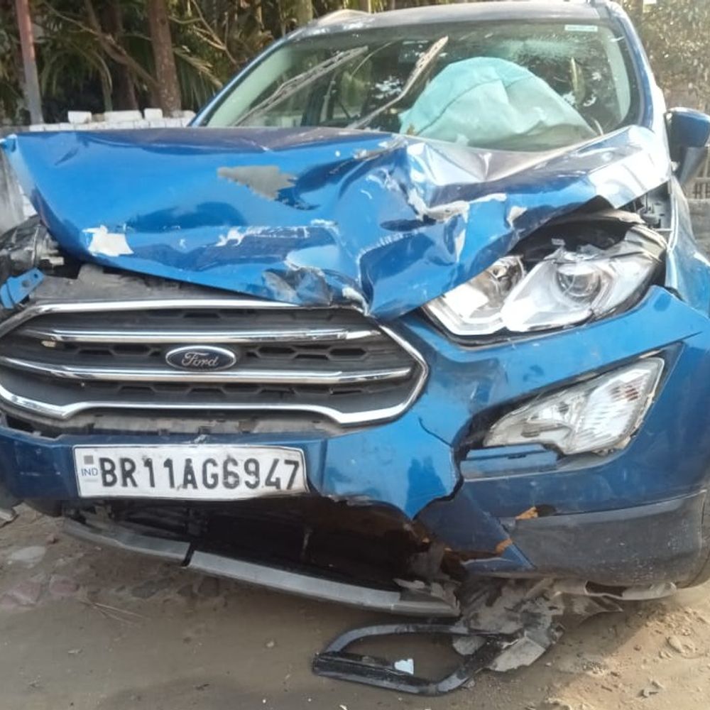 किशनगंज में कार-स्कॉर्पियो टक्कर की टक्कर:2 घायल, मुखिया प्रत्याशी और वार्ड सदस्य थे कार में सवार, स्कॉर्पियो सवार को मामूली चोटें