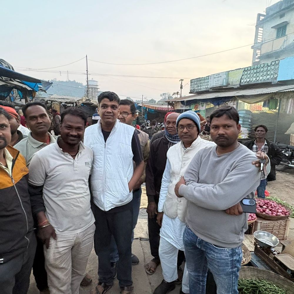 लातेहार में अंचलाधिकारी पर दुकानों पर वाहन चढ़ाने का आरोप:दुकानदारों ने जम कर किया विरोध, स्थानीय व्यवसायियों में भारी आक्रोश