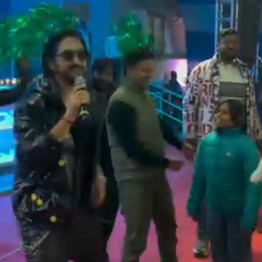 एहसास नहीं तुमको मैं प्यार करूं कितना…पर झूमें दर्शक:मंदार महोत्सव में इंडियन आइडल फेम सिंगर का जलवा, खूब थिरके लोग