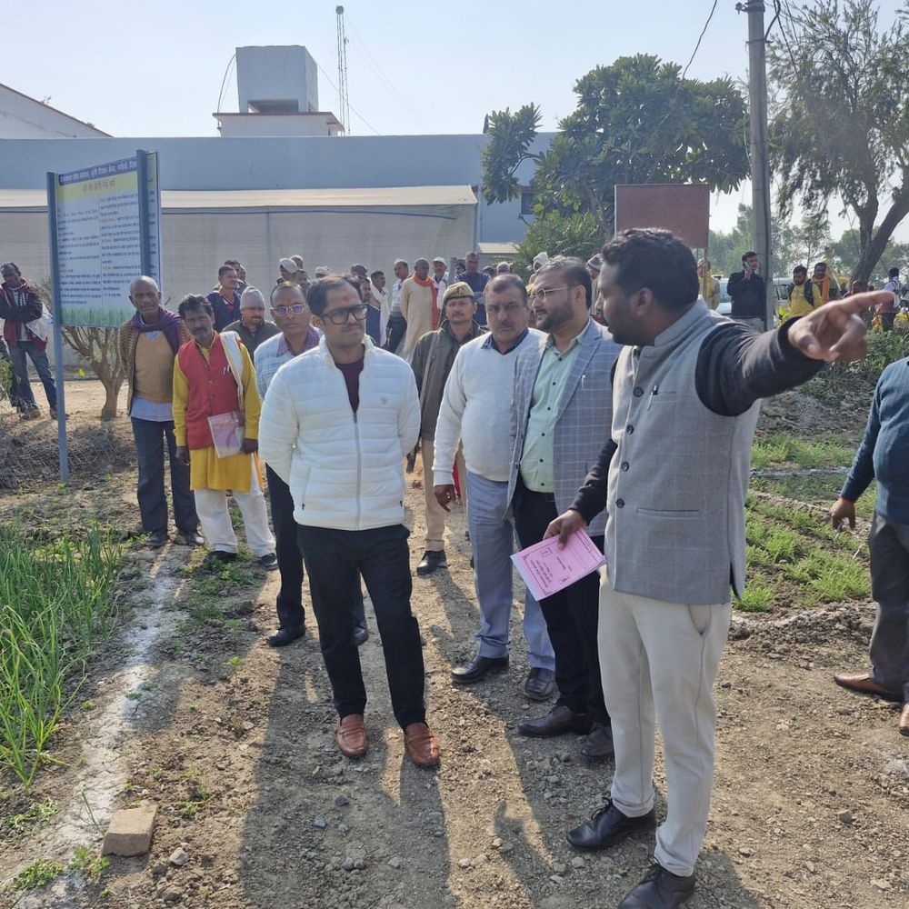चित्रकूट DM ने कृषि विज्ञान केंद्र का निरीक्षण किया:किसानों को दलहन उत्पादन बढ़ाने के लिए किया प्रेरित, बीज भी बांटे