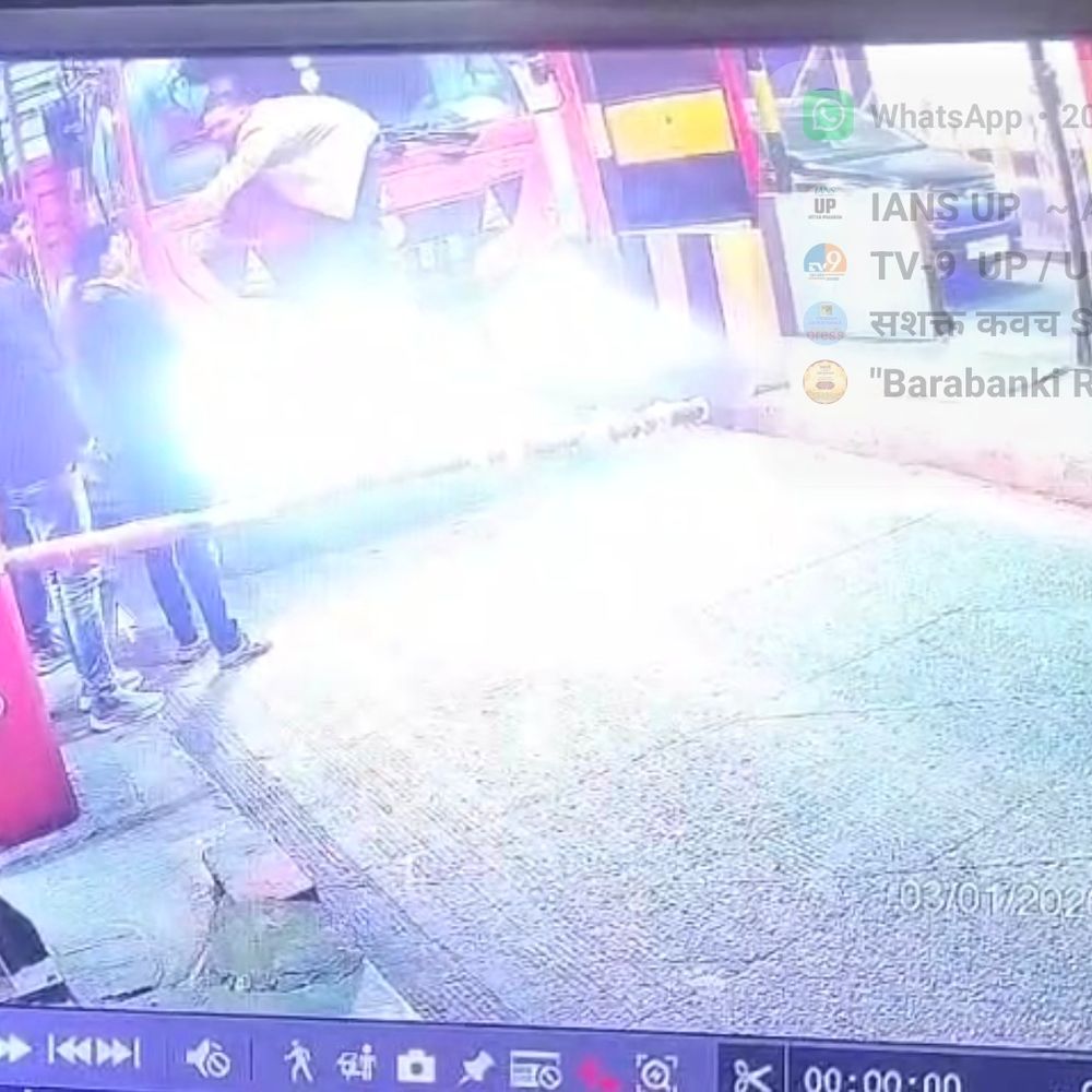 बाराबंकी में डीसीएम के बंपर पर लटका युवक, VIDEO:2 KM तक लेकर भागा, ओवरटेक को लेकर कार ड्राइवर की हुई थी बहस