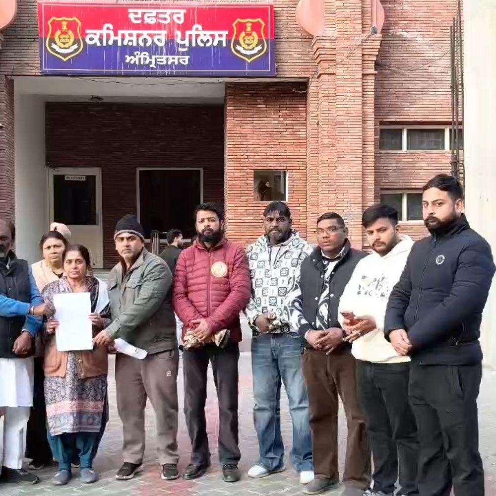 अमृतसर में पार्किंग को लेकर झड़प:दो भाईयों ने दंपती को पीटा, बचाव कराने आई थी पत्नी, पुलिस पर कार्रवाई ना करने का आरोप