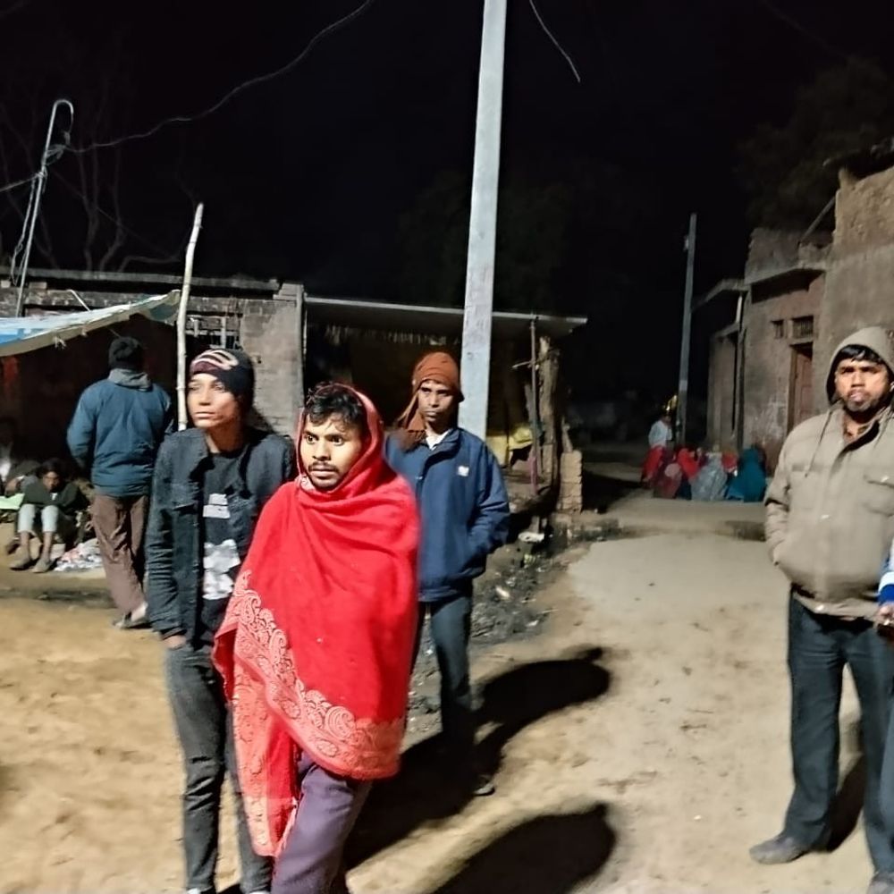 एटा में प्रेमी जोड़े को पीट-पीटकर मार डाला:प्रेमी अपनी प्रेमिका से मिलने उसके घर पहुंचा था, लड़की के परिजनों ने दोनों को लाठियों से पीटा