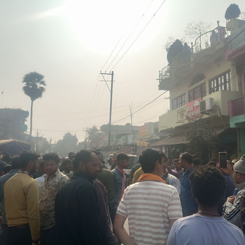 हनुमान जी की 5 फीट की मूर्ति उखाड़कर फेंका:दुल्हिन बाजार के जगदेव चौक पर आम लोगों फूटा गुस्सा, मौके पर भारी संख्या में पुलिस बल तैनात